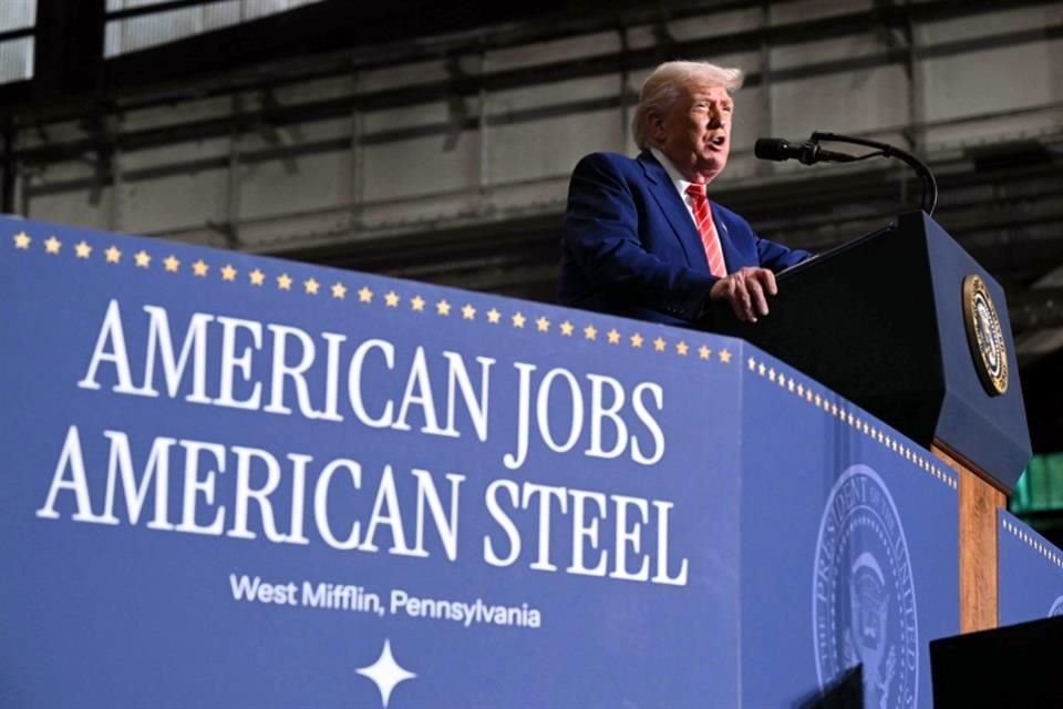 El Presidente Trump anunció la decisión de elevar los aranceles al acero y aluminio durante un discurso en una planta de United States Steel Corp en Pensilvania el viernes.