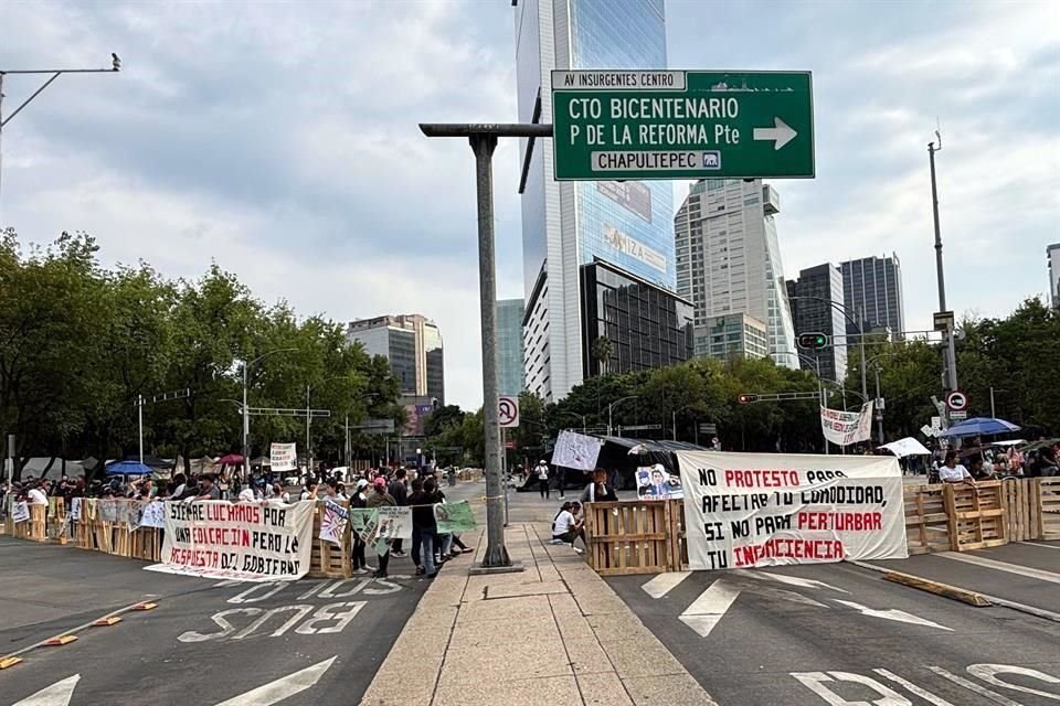 Estudiantes instalaron un plantón en Paseo de la Reforma para exigir un diálogo con las autoridades federales debido a que el Gobernador de Chiapas, Eduardo Ramírez Aguilar no los ha escuchado