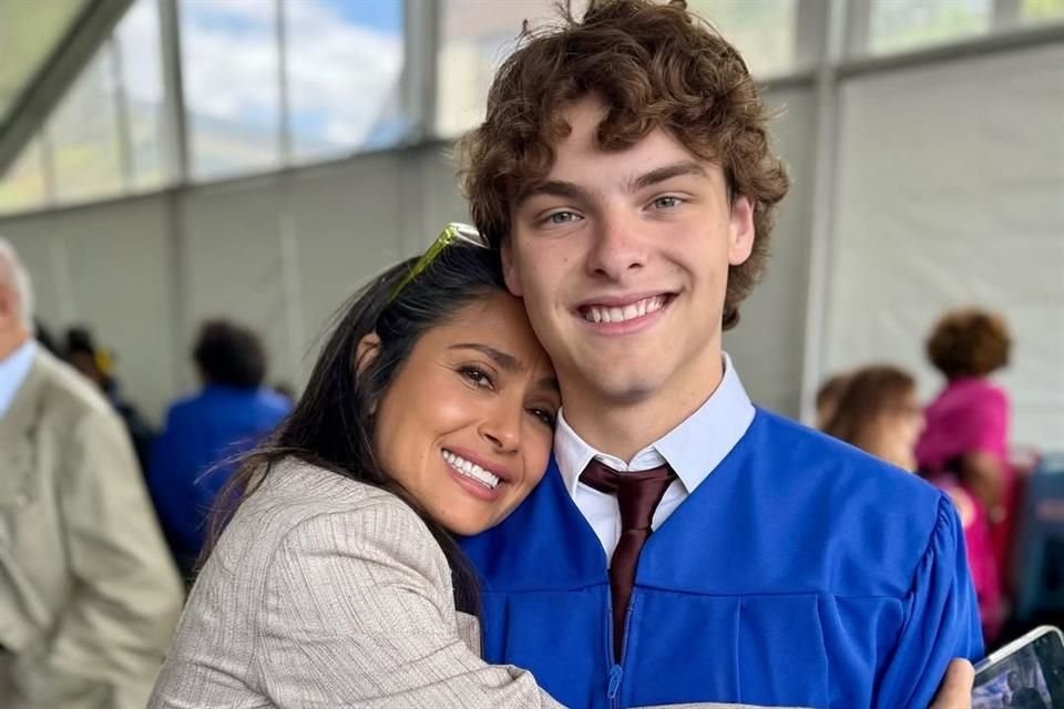 La mexicana compartió en su cuenta oficial de Instagram imágenes de su 'familia moderna' en la ceremonia de graduación de  Augustin Evangelista Pinault.