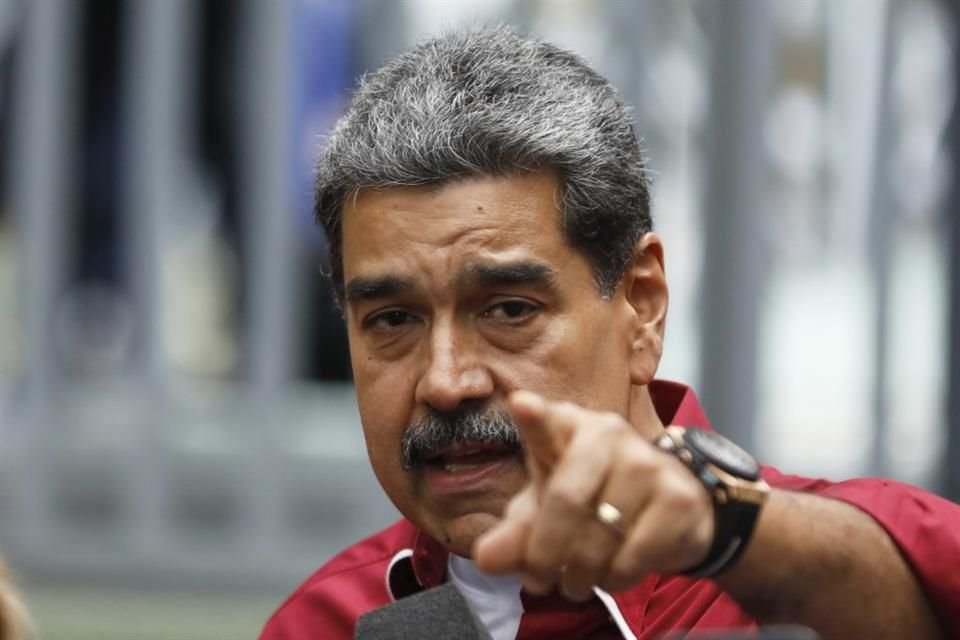 El Presidente de Venezuela, Nicolás Maduro, habla con periodistas después de votar en las elecciones legislativas y de gobernadores en Caracas, Venezuela, el 25 de mayo de 2025.