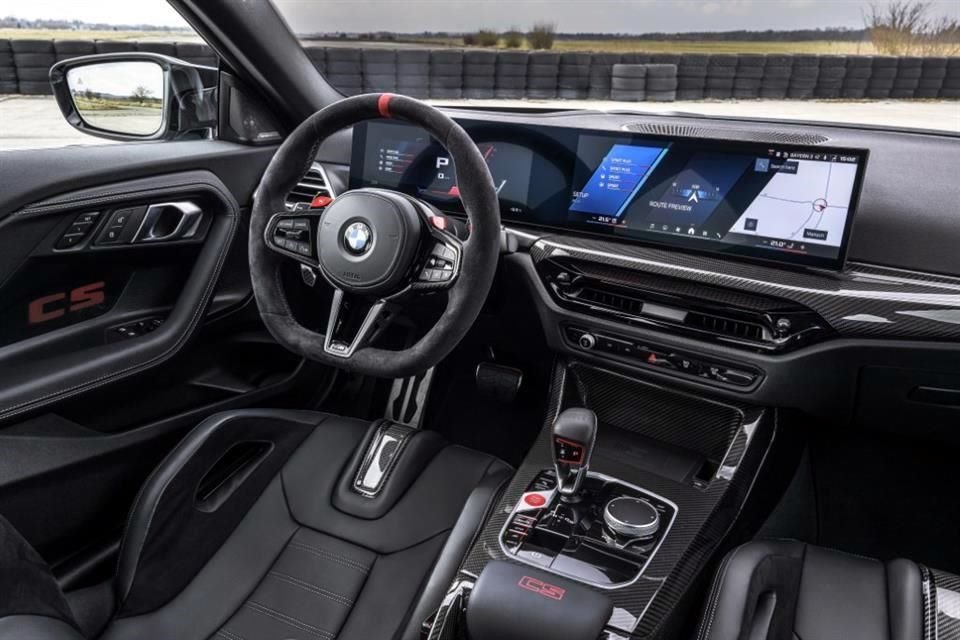 El volante está forrado en Alcantara e integra paletas metálicas de cambios de velocidad.