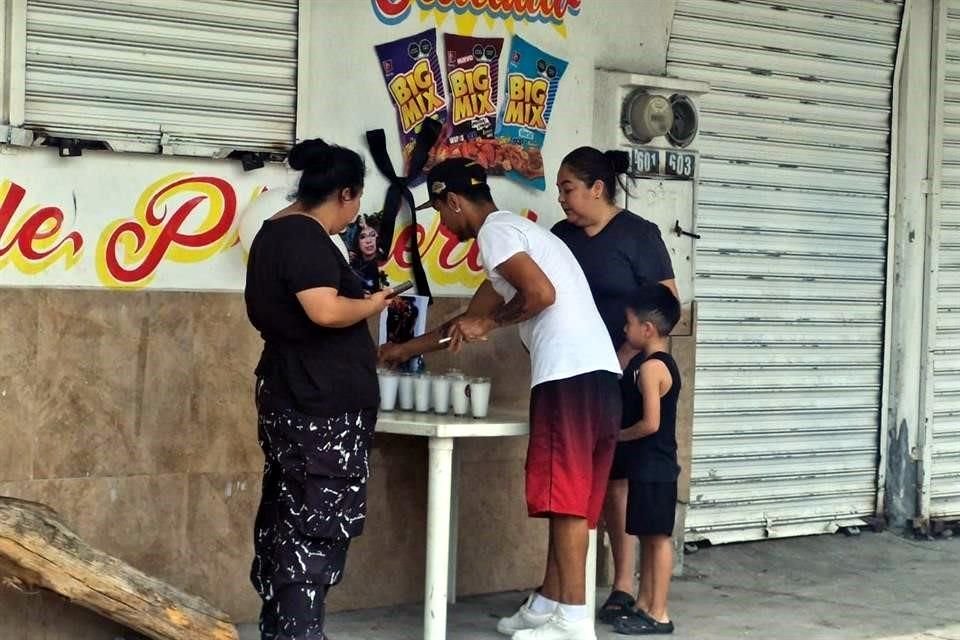  Vecinos montaron un altar con fotografías y veladoras afuera de la Carnicería y Abarrotes 'Raque', en memoria de las víctimas del accidente en Hualahuises.