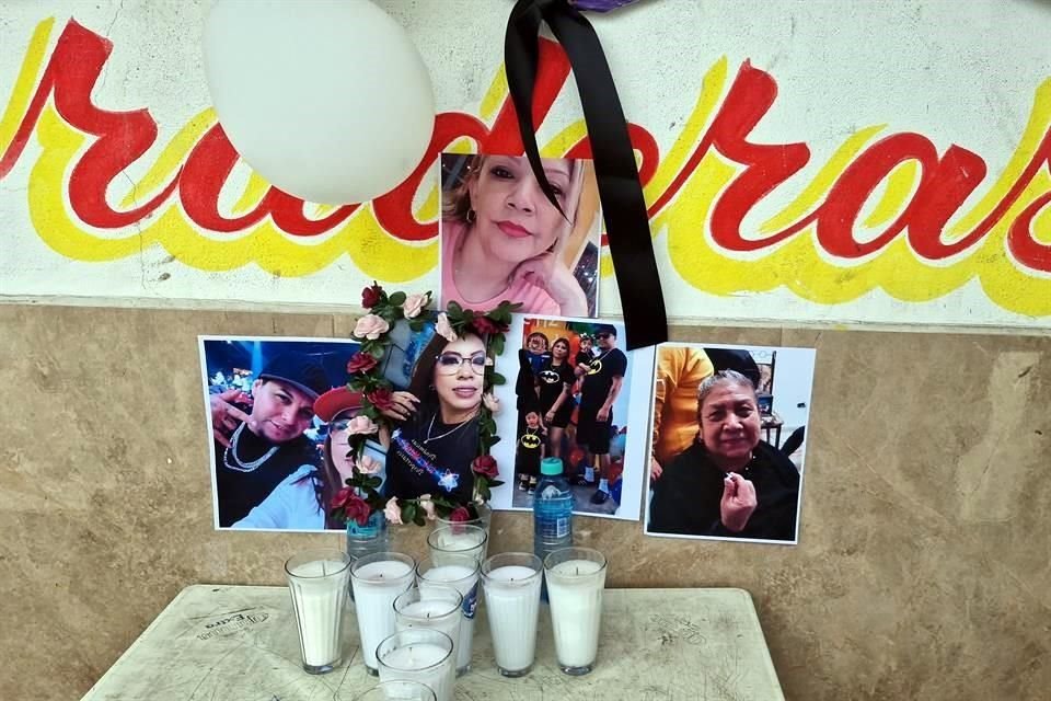  Vecinos montaron un altar con fotografías y veladoras afuera de la Carnicería y Abarrotes 'Raque', en memoria de las víctimas del accidente en Hualahuises.