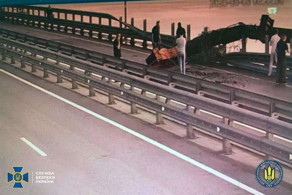 Rusia aseguró que ataque reivindicado por Ucrania contra el puente que une la península de Crimea con territorio ruso no había dejado daños.