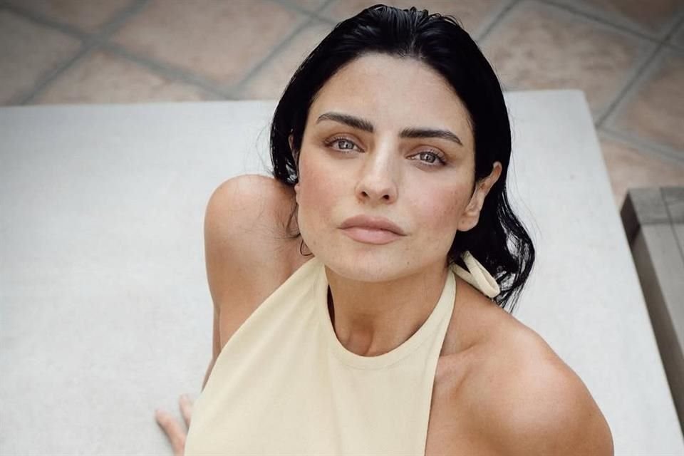 Durante su participación en el podcast 'Se Regalan Dudas', la actriz Aislinn Derbez mencionó lo difícil que fue crecer en un matrimonio disfuncional, donde sus padres se la pasaban peleando.