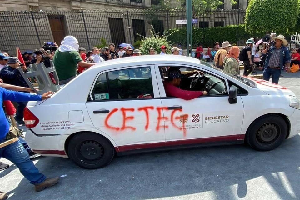 Maestros de Guerrero intentaron dar portazo en Segob y se llevaron un vehículo oficial.