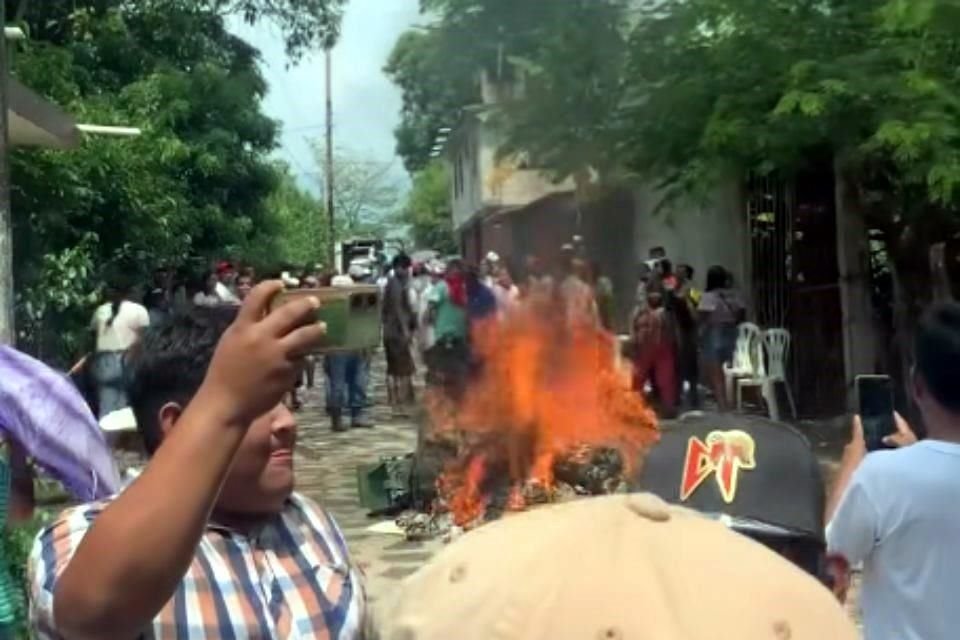 Marisol Delgadillo, presidenta del Organismo Electoral de Veracruz, informó que las bodegas habían sido quemadas por ciudadanos que estaban en las oficinas distritales en ambos municipios.
