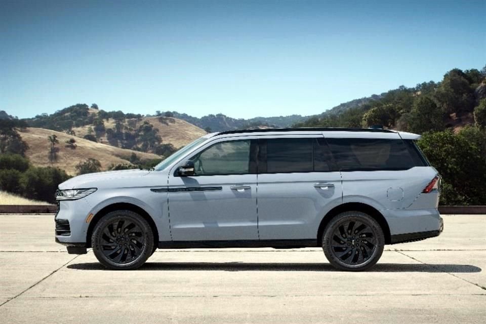 Este SUV tiene sistema de tracción integral y capacidad de arrastre de hasta 3,946 kg.