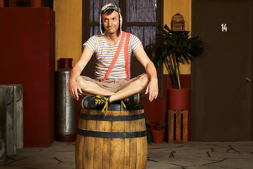 Llevar a la pantalla la vida de Roberto Gomez Bolaños es prácticamente desentrañar un mito, considera Pablo Cruz, quien le da vida en la bioserie 'Chespirito: Sin Querer Queriendo'.