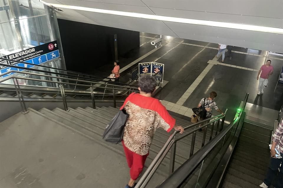 En estaciones Independencia y Guadalajara Centro, de Línea 3 del Tren Ligero, usuarios reportan fallas frecuentes de escaleras eléctricas.