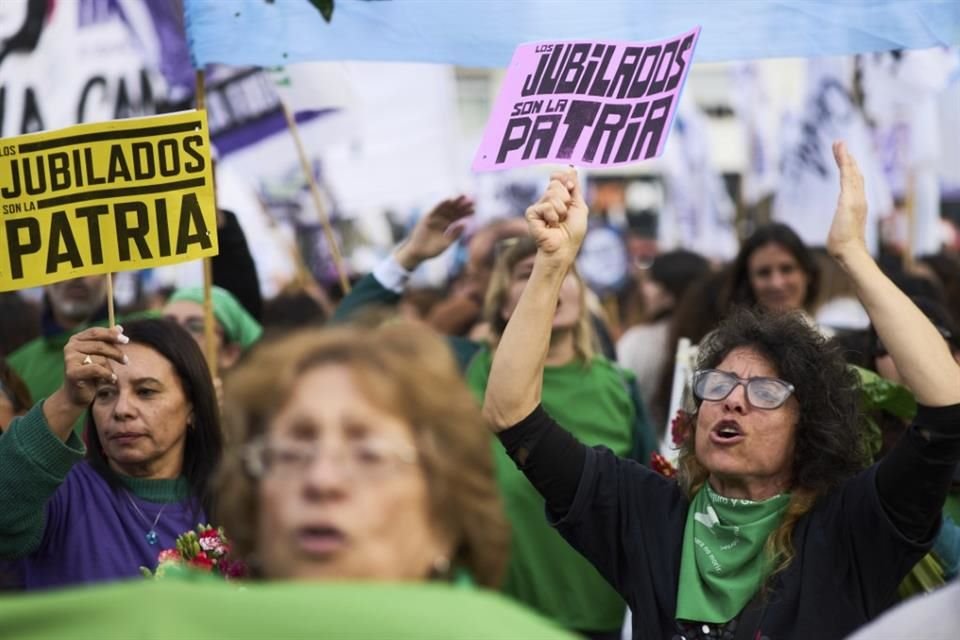 Manifestantes protestan en Argentina contra reforma de pensiones de Milei, el 4 de junio, en Buenos Aires.