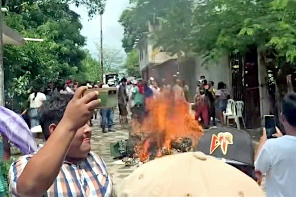 Protestas y quema de boletas en Chontla ocurre luego que el priista José Luis Ponce ganó la elección por encima del panista Juan Carlos Santiago sólo por 149 votos.