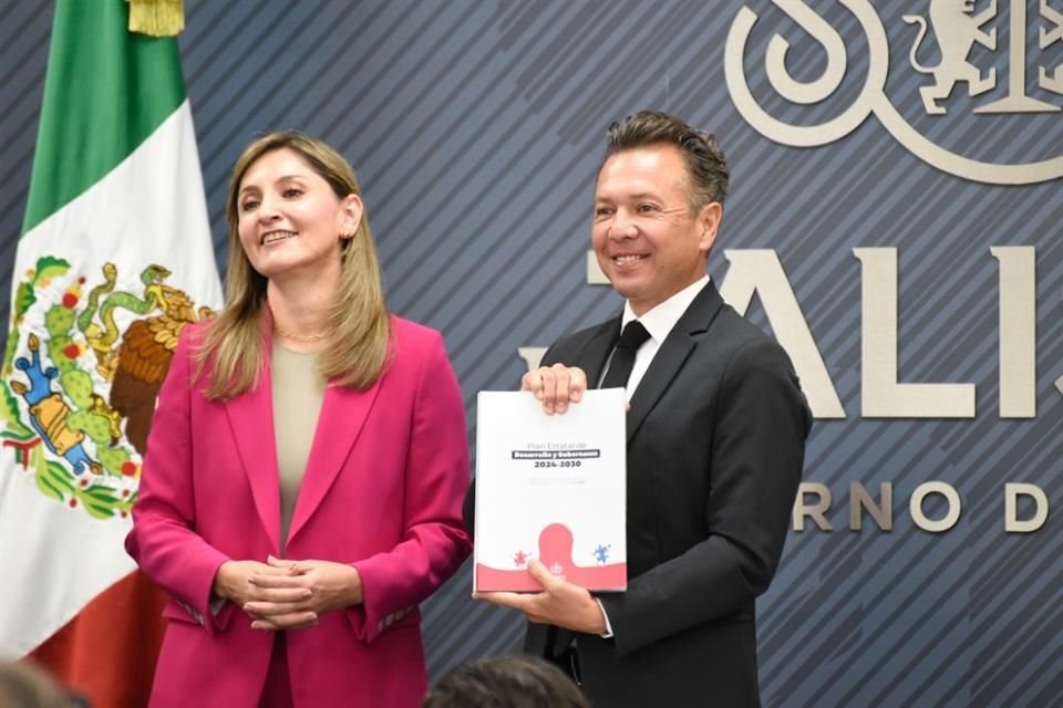 La Secretaria de Planeación y Participación Ciudadana, Cynthia Cantero, entregó el Plan Estatal de Desarrollo y Gobernanza 2024-2030 al Gobernador Pablo Lemus.