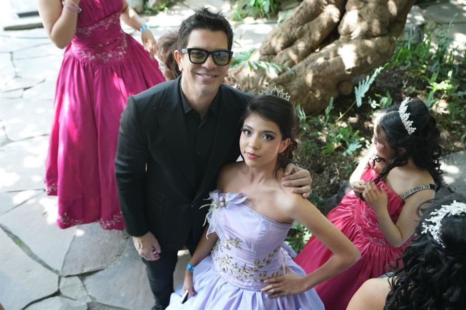 El cantante Yahir apadrinó a 44 quinceañeras en un evento impulsado por Fundación OCESA, en el Palacio de los Deportes.