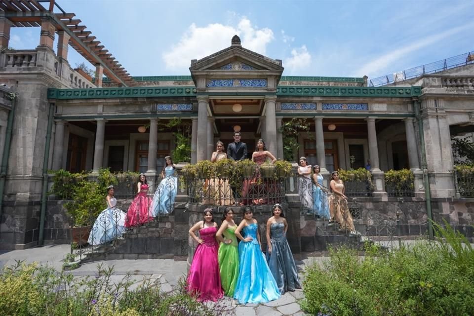 La fotografía oficial de las jóvenes al lado de su padrino tuvo lugar en la Casa Rivas Mercado, un escenario histórico cuyo rescate ha sido apoyado por Fundación OCESA.