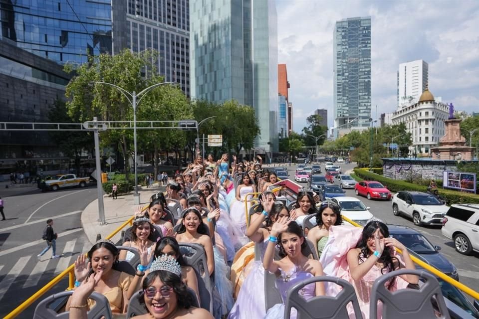 Ya arregladas y con su vestuario completo, las jóvenes se trasladaron en un Turibús al Pabellón Oeste del Palacio de los Deportes, donde tuvo lugar la gran celebración.