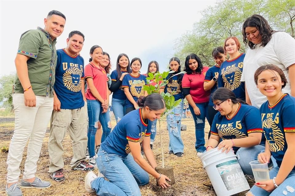 La Preparatoria de San Martín Hidalgo diseñó un plan para reforestar el Municipio, con la intención de plantar mil árboles en su localidad.