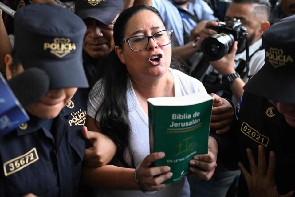 La abogada salvadoreña y activista Ruth López es escoltada por policías en San Salvador, el 4 de junio del 2025.