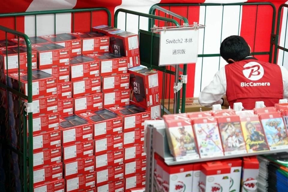 Cajas de las consolas Nintendo Switch 2 en una tienda minorista en Tokio.