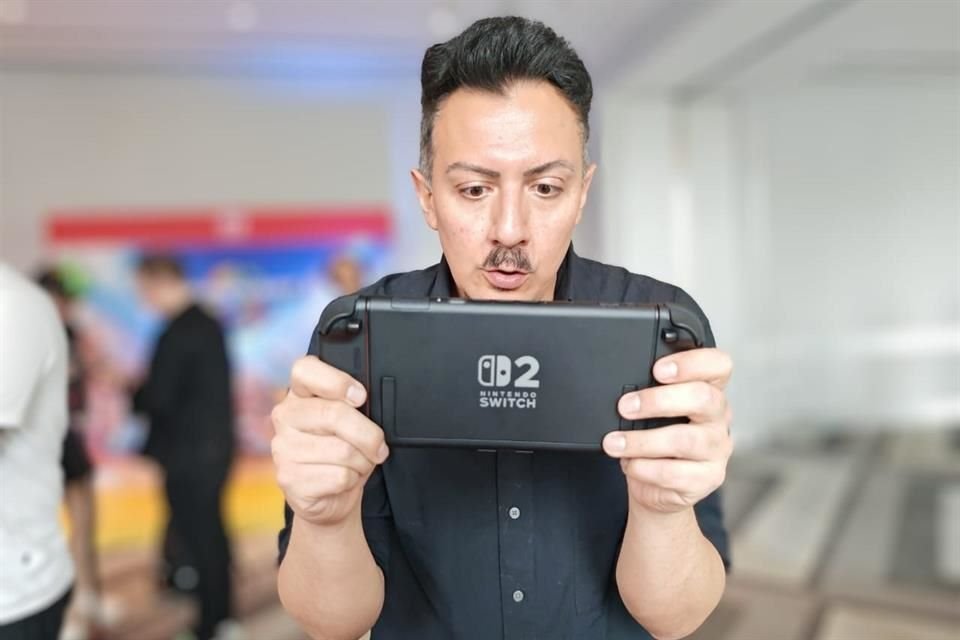 Fanáticos de Nintendo en CDMX esperaron la venta nocturna de una plaza comercial para comprar la Nintendo Switch 2.