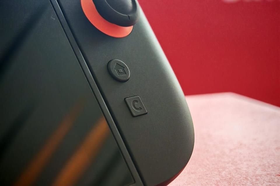 El nuevo botón de chat, ubicado debajo del interruptor de Home, habilita funciones sociales  con el micrófono de la consola.