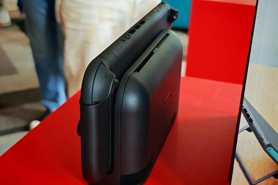 El dock para televisor luce sencillo, aunque más robusto que la base plana de la Switch original
