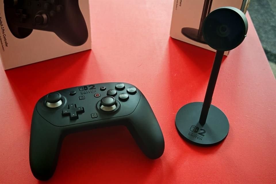 El Nintendo Switch 2 Pro Controller ofrece una sensación parecida a su versión anterior, mientras que la cámara mide no más de 15 centímetros de alto y se mantiene firme gracias a una base circular.