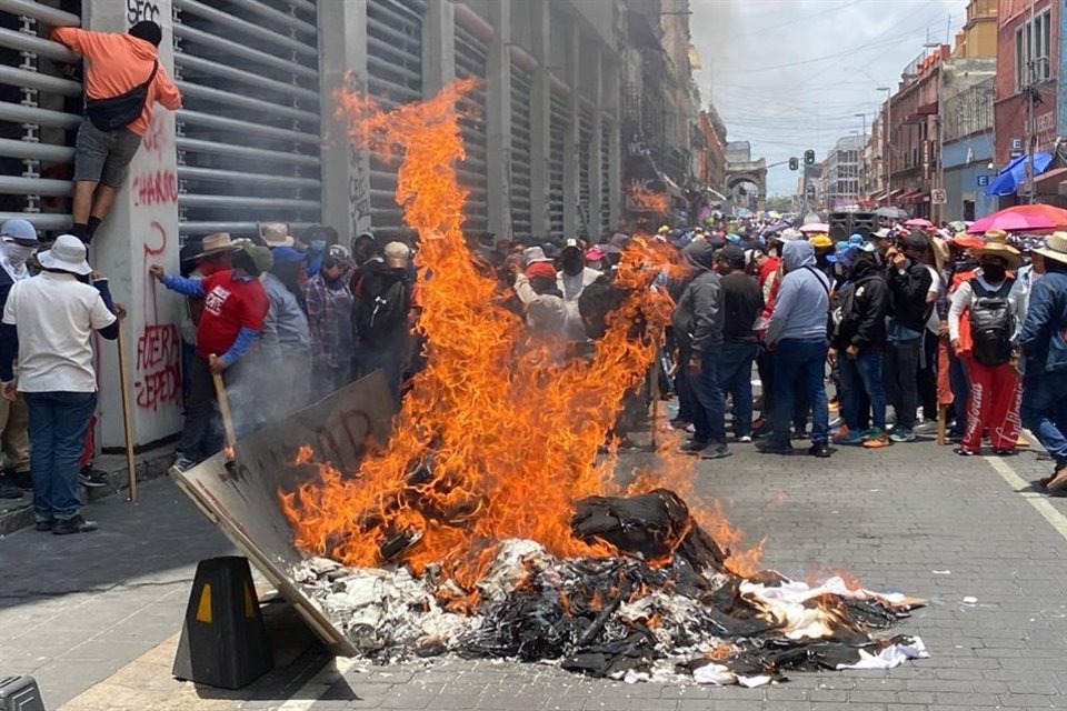 Los docentes de la CETEG quemaron pancartas a las afueras del edifico del SNTE en República de Venezuela.