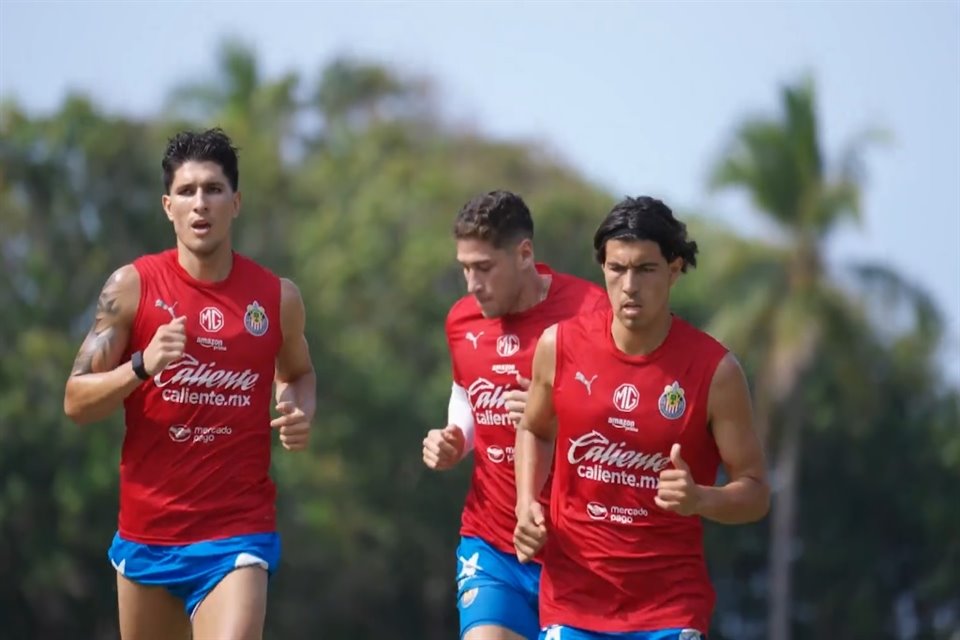 Erick Gutiérrez (der.) destaca la pretemporada del Guadalajara.