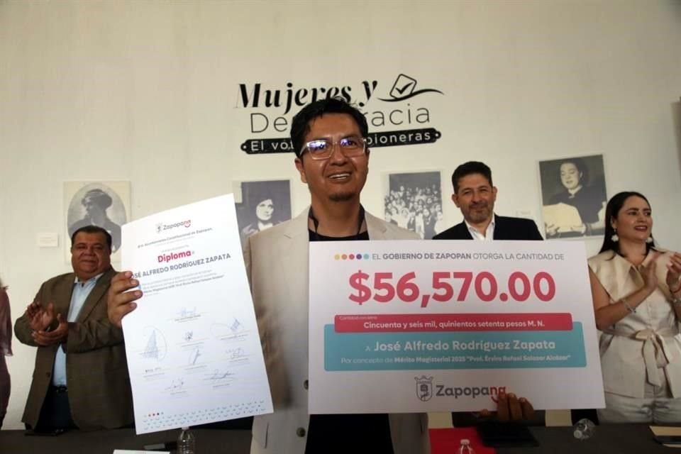 José Alfredo Rodríguez Zapata, ganador de la presea al Mérito Magisterial.