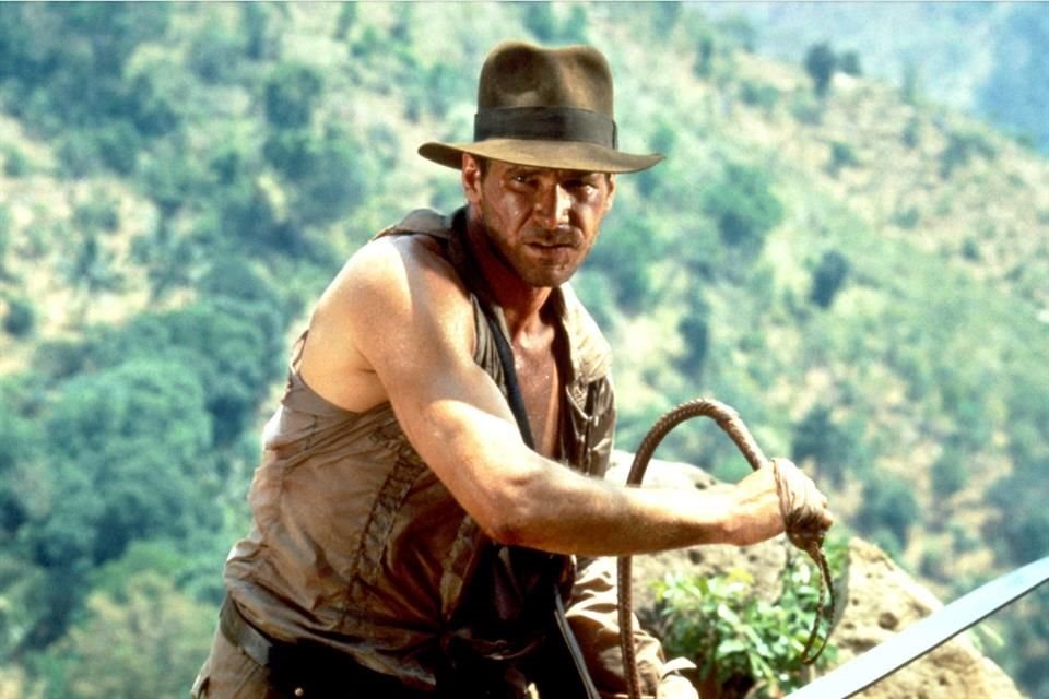 La compañía Propstore subastará en septiembre el látigo que usó Harrison Ford en la tercera cinta de Indiana Jones; esperan venderlo en 500 mil dólares.