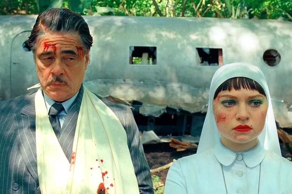 Tras el sospechoso incidente y antes de que los agentes pudieran decir algo, Del Toro les explicó que se trataba del guion para una película, pero no fue suficiente para calmar la situación.