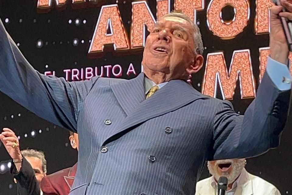 Homenajean estrellas como Mijares, Emmanuel y Verónica Castro a Marco Antonio Muñiz con mega concierto en el Auditorio Nacional.