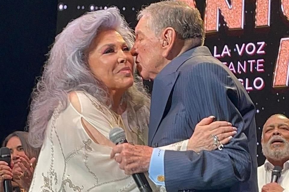 Verónica Castro fue la encargada de abrir el show y dar la bienvenida a los asistentes.