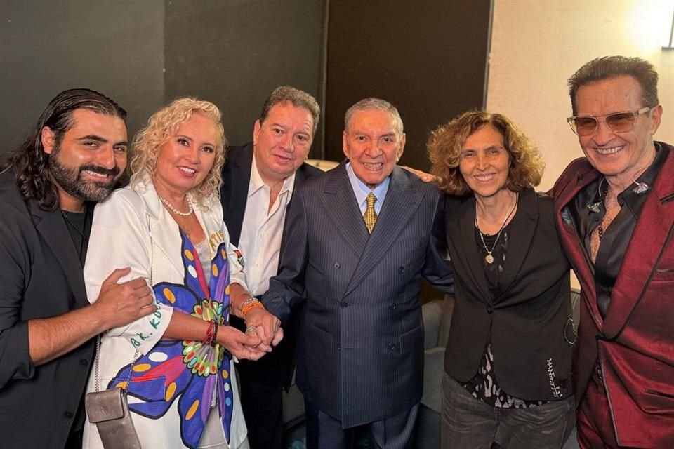 'El Lujo de México', como es conocido Muñiz, presenció todo el concierto desde una sala que se le instaló en la parte de atrás del escenario.