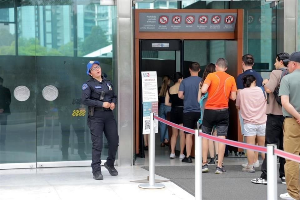 Desde muy temprano, los asistentes se formaron atendiendo las instrucciones del personal de la Policía Auxiliar para poder ingresar al Museo Nacional de Antropología.