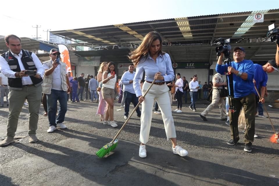 Autoridades del Ayuntamiento de Guadalajara dieron inicio a jornadas para el saneamiento y limpieza del Mercado de Abastos de la ciudad.