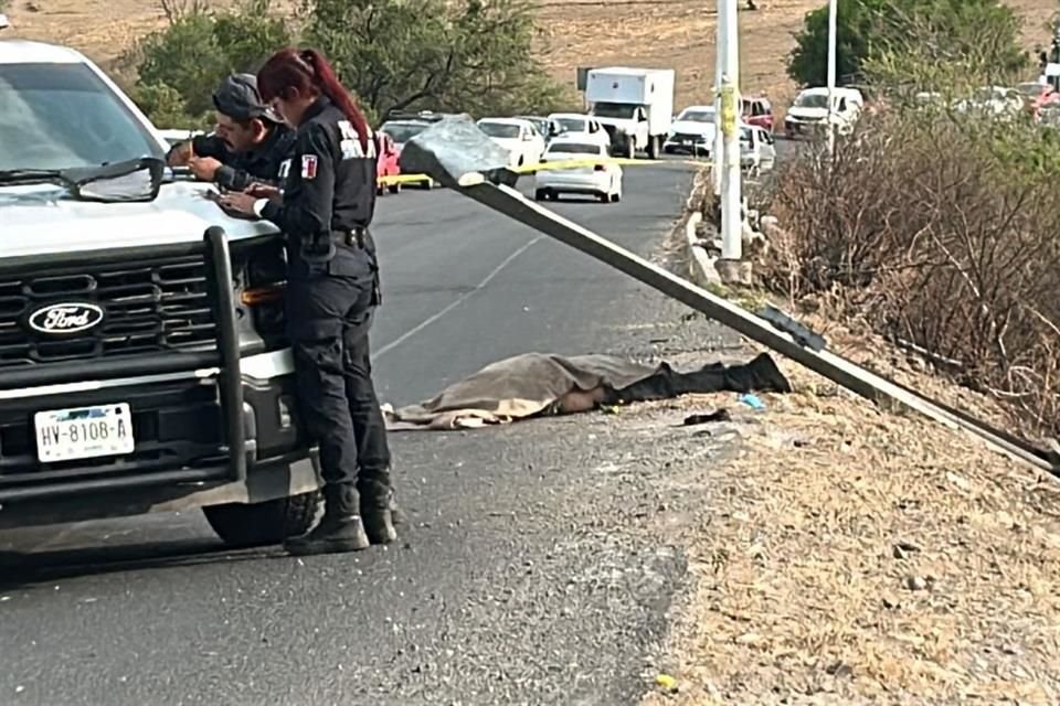 Un motociclista murió y su pareja resultó herida de gravedad en un accidente, al derrapar sobre Jesús Michel González, en Tlajomulco.