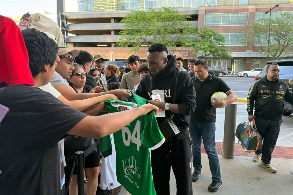 Julián Quiñones también atendió a los aficionados.