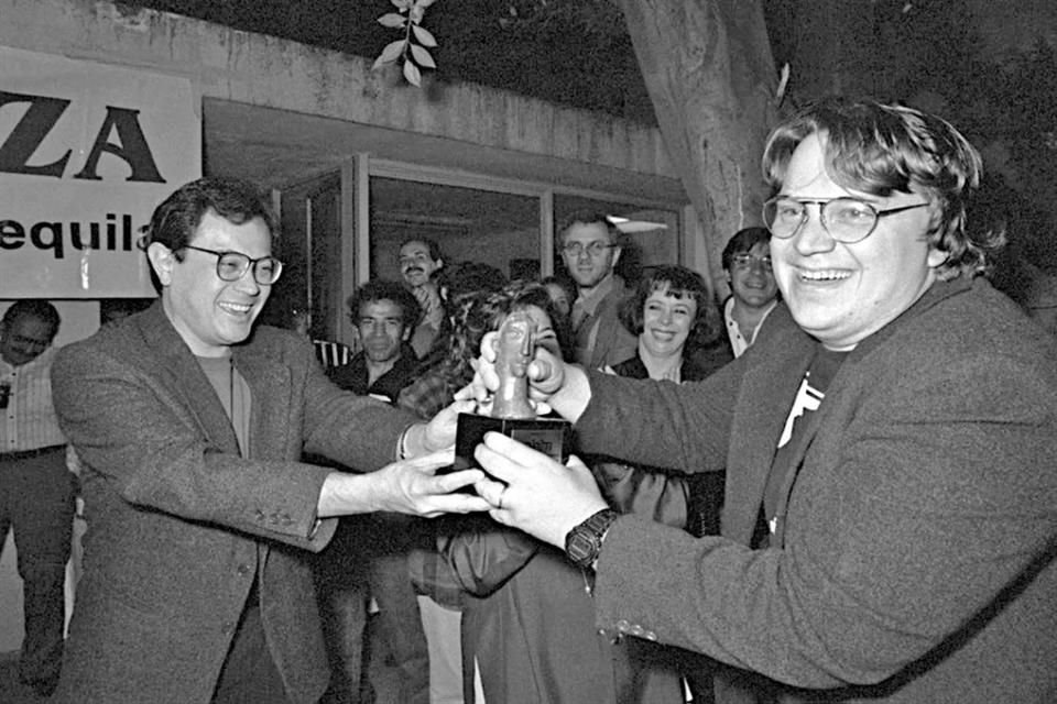 Leonardo García y Guillermo del Toro 'pelean' por el premio concedido por la revista Dicine a su película 'Cronos', en el marco del FICG10, en 1995.