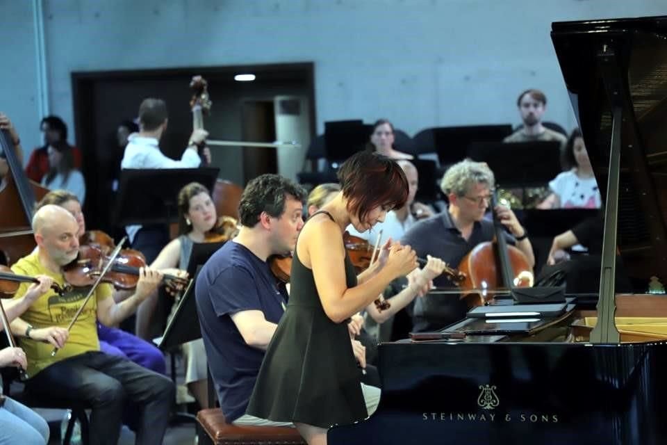 La pianista Yuja Wang invita al público a 'purificar el alma' con la música y trascender a la persona que se sienta al piano.