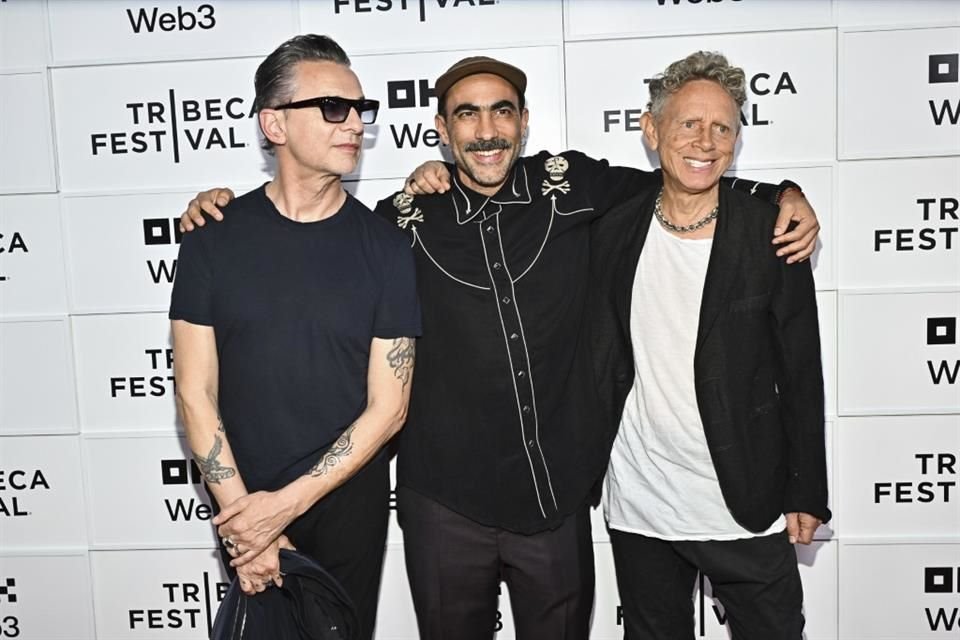 Dave Gahan y Martin Gore desfilaron este jueves, junto con el director mexicano Fernando Frías de la Parra, en la alfombra roja del Festival Tribeca.