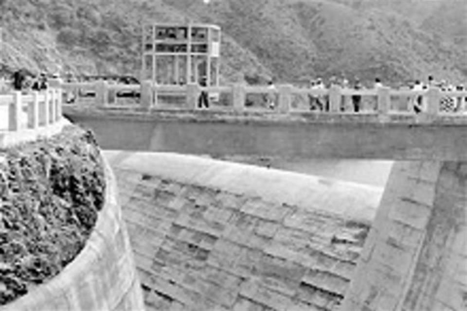 El lago de Valle de Bravo deriva de la construcción de la Presa, en 1947, que era parte de un sistema hidroeléctrico.