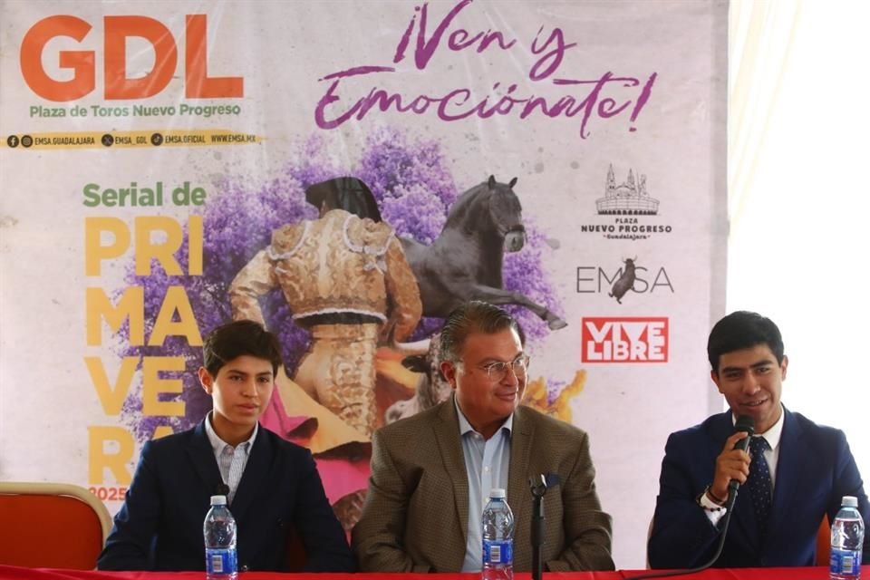 Rafael Ayala , Jorge de los Reyes y Jesús Sosa en rueda de presa por el Serial de Primavera 2025 en la Plaza de Toros Nuevo Progreso.