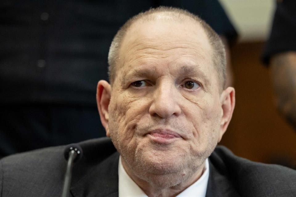 Harvey Weinstein expresó arrepentimiento por actuar inmoralmente, pero niega haber cometido actos ilegales en su juicio por agresión sexual.