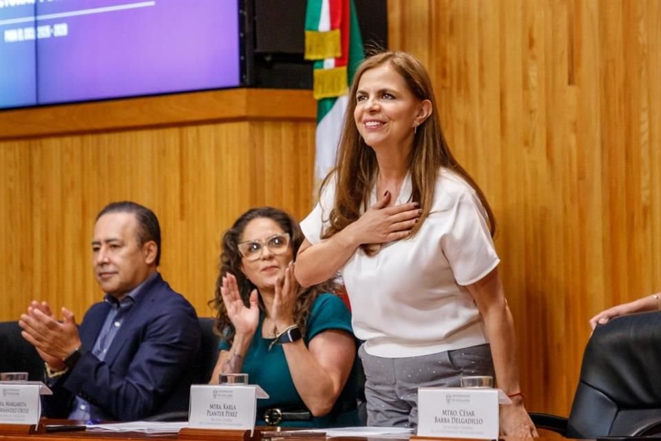 La Rectora de la Universidad de Guadalajara, Karla Planter, presidió la ceremonia.