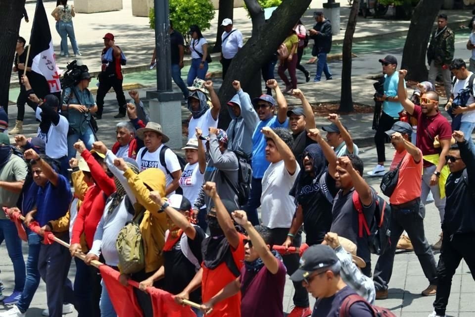 Los maestros marcharon del Ángel al Zócalo.