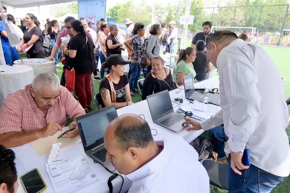 Jornada de brigadas 'Yo Jalisco' en el municipio de Tlajomulco. Hay servicios de salud, trámites administrativos y asesoría legal.