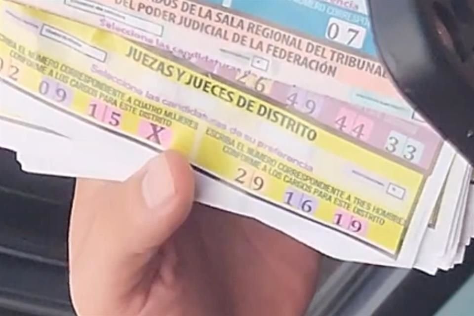 Las servidoras públicas distribuían acordeones en la casilla 5289, Colonia Moctezuma, Alcaldía Venustiano Carranza.