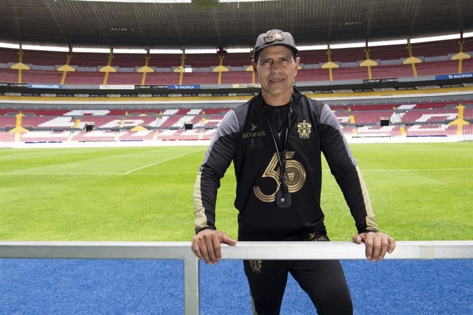 Alfonso Sosa, DT de Leones Negros.